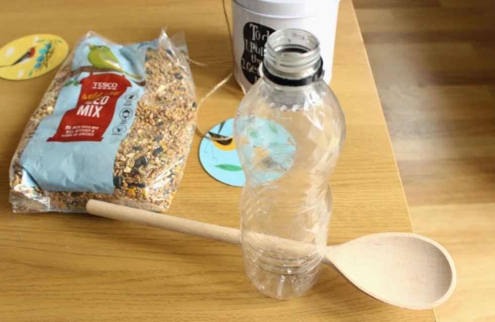 Zdjęcie do porady - Jak zrobić karmnik z butelki plastikowej i łyżki?